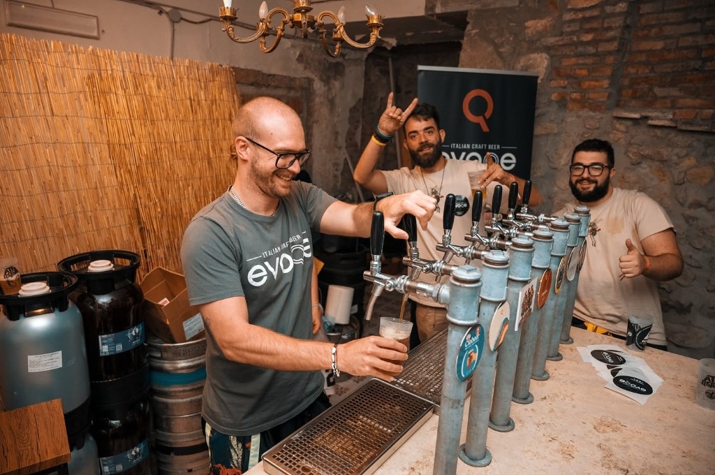 Spillatura di birra artigianale da un bancone attrezzato
