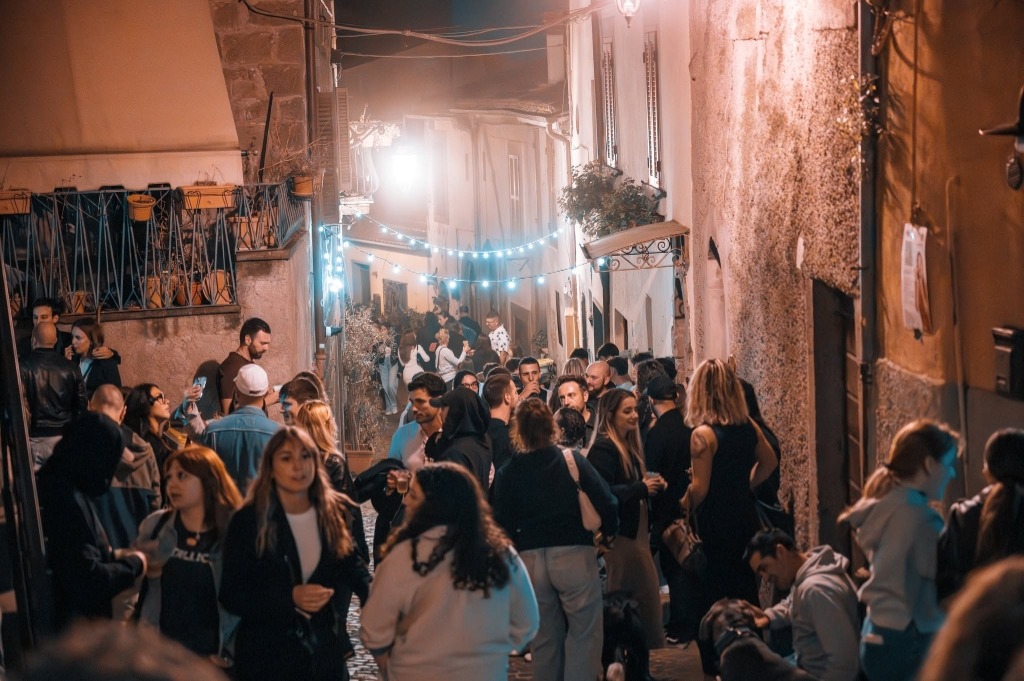 Vicolo storico di Porticella gremito di visitatori all'ATB Festival