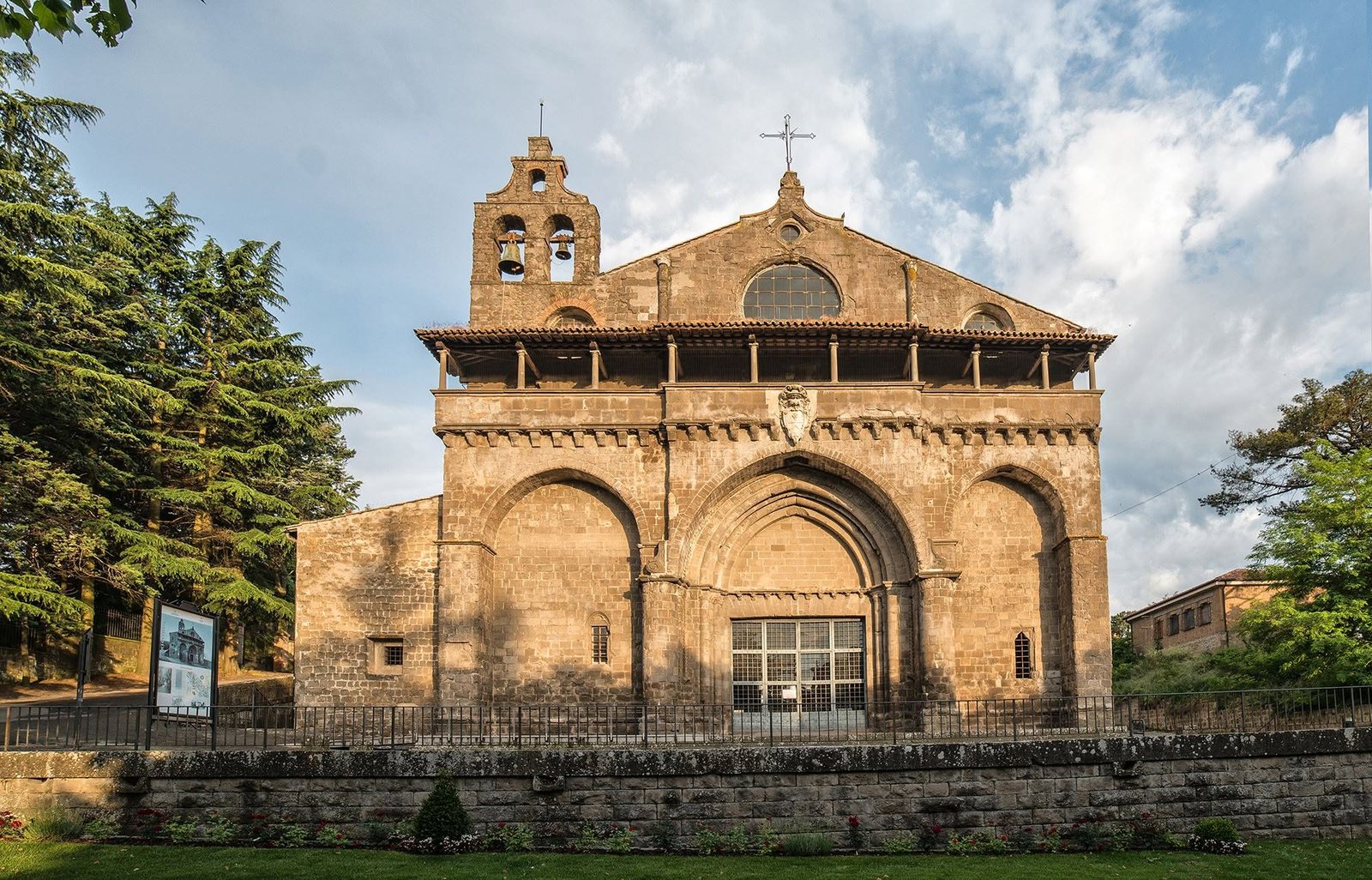 Facciata in pietra della Basilica di San Flaviano a Montefiascone