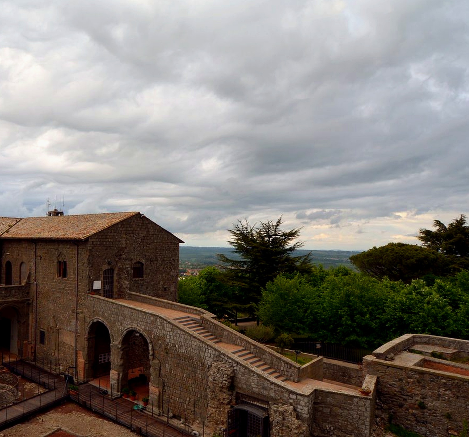 Inquadratura teleobiettivo sul profilo di Montefiascone