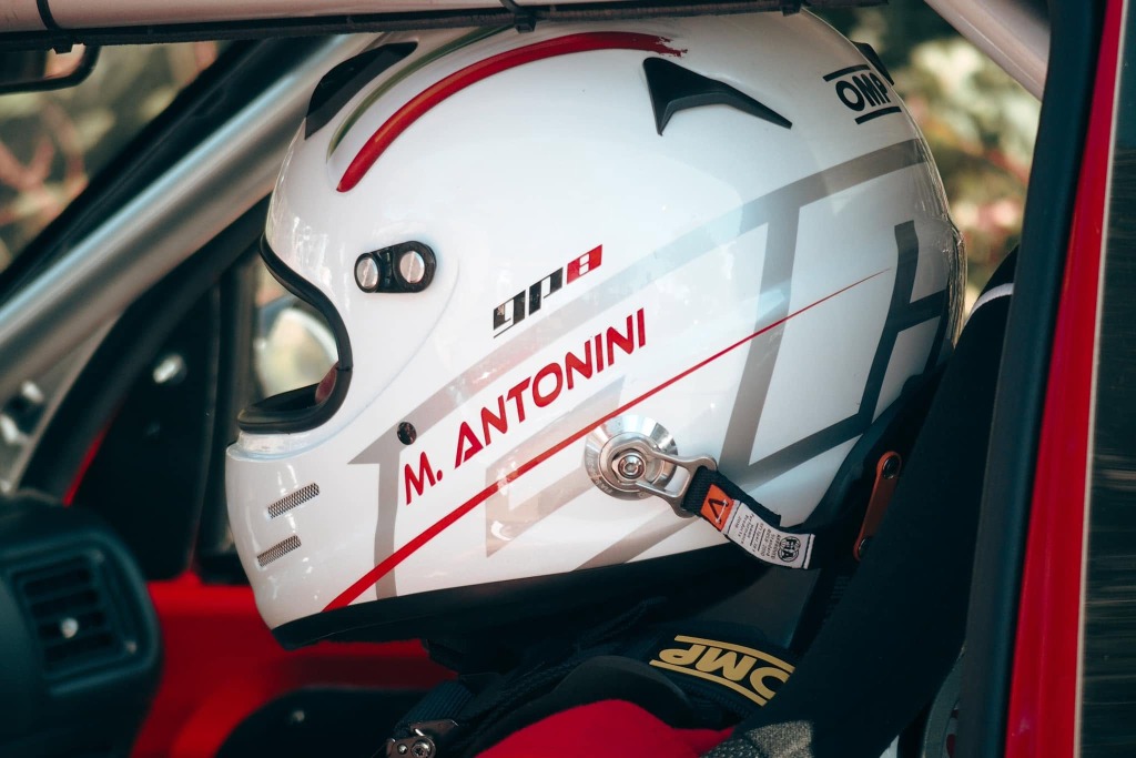 Casco del pilota M. Antonini all'interno dell'auto da corsa