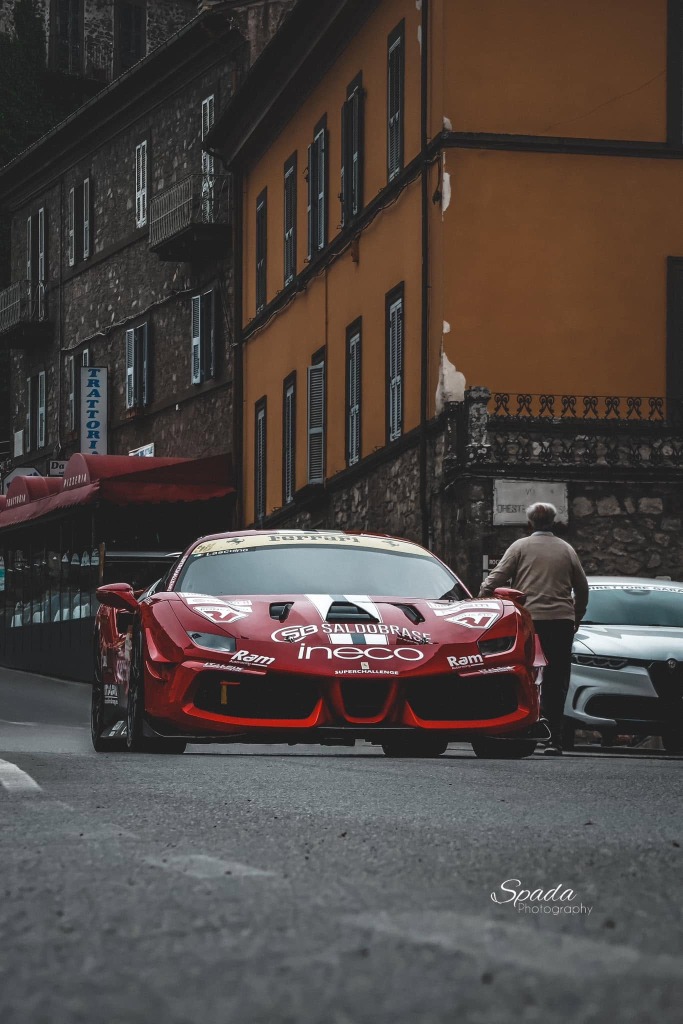 Ferrari da corsa rossa sul tracciato cittadino del borgo