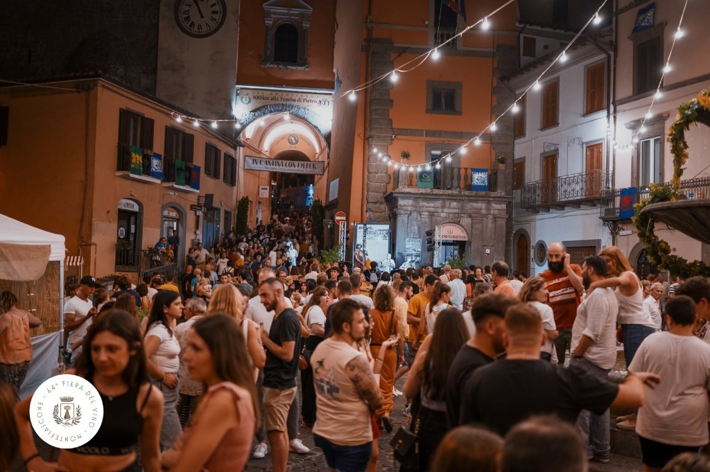 Centro storico animato durante un evento a Montefiascone