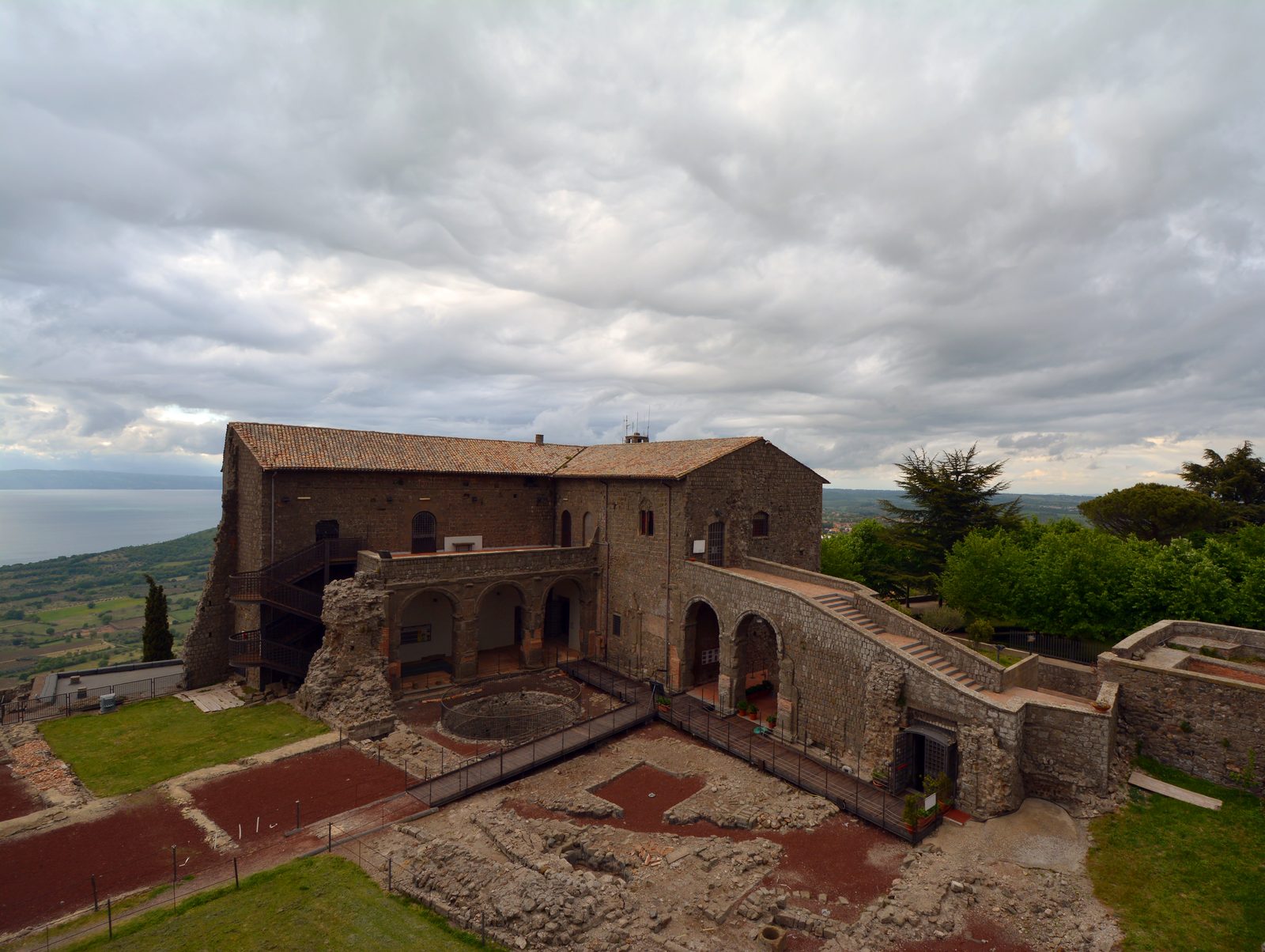 Rocca dei Papi e Lago di Bolsena in luce serale